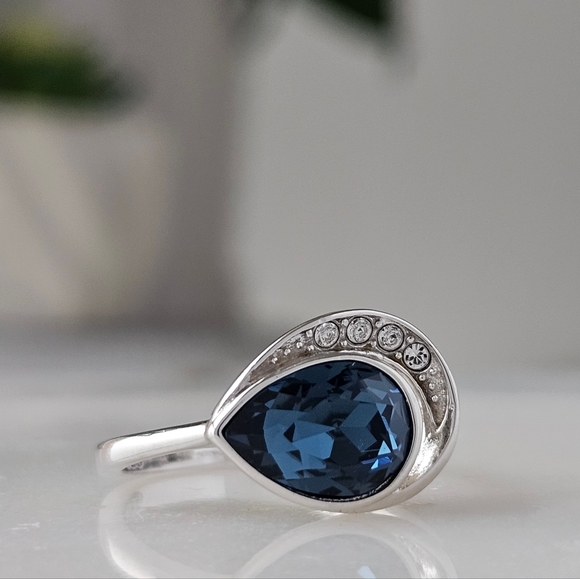 Dark blue Swarovski crystal ring, size 9, 925 Sterling Silver band - Picture 6 of 8